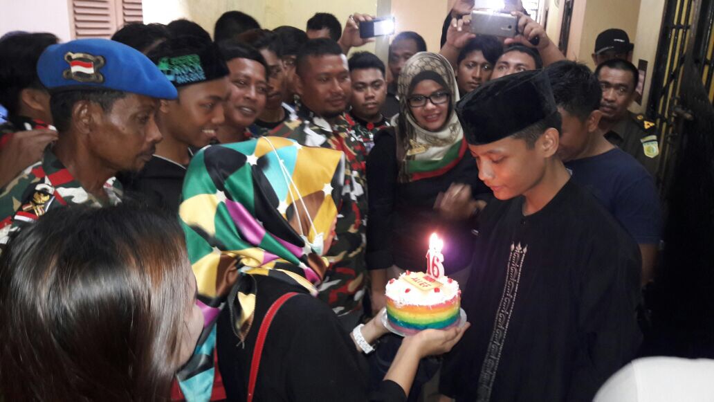 Meski Jadi Terdakwa Penganiaya Guru, Alif Tetap Rayakan Ulang Tahun Ke 16 di Tahanan Pengadilan