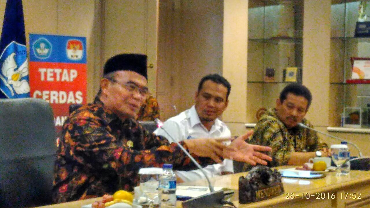 DOSEN, PEJABAT DAN BIROKRAT TIDAK DIBENARKAN MENJADI PENGURUS ORGANISASI PROFESI GURU