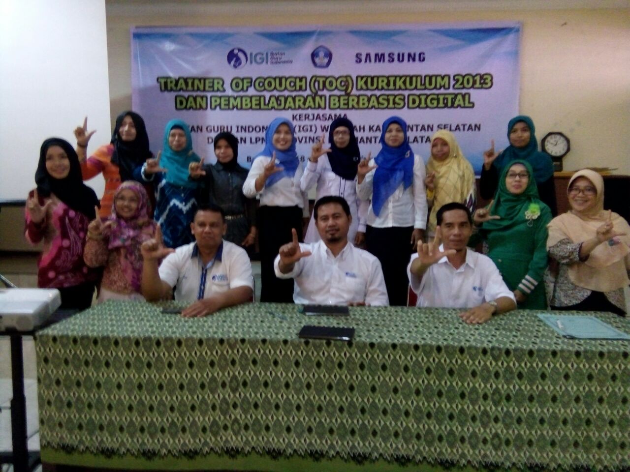 KELUARLAH DARI KERUMUNAN GURU COACH BIASA