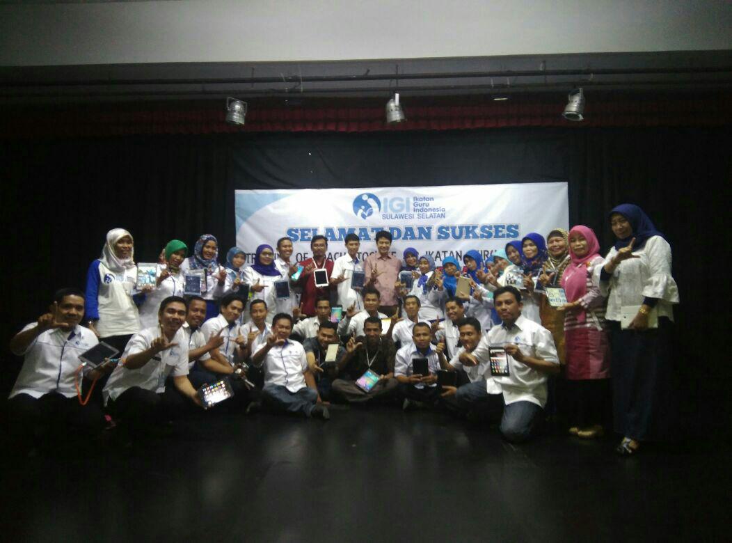 Asiknya Eksplorasi Tablet, Lupa Jadwal Pulang