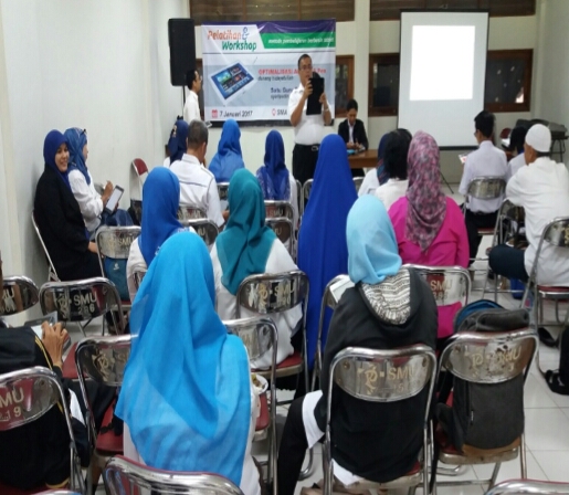 HIDANGAN ISTIMEWA WORKSHOP PEMBELAJARAN BERBASIS TABLET DI SMA PANGUDILUHUR JAKARTA