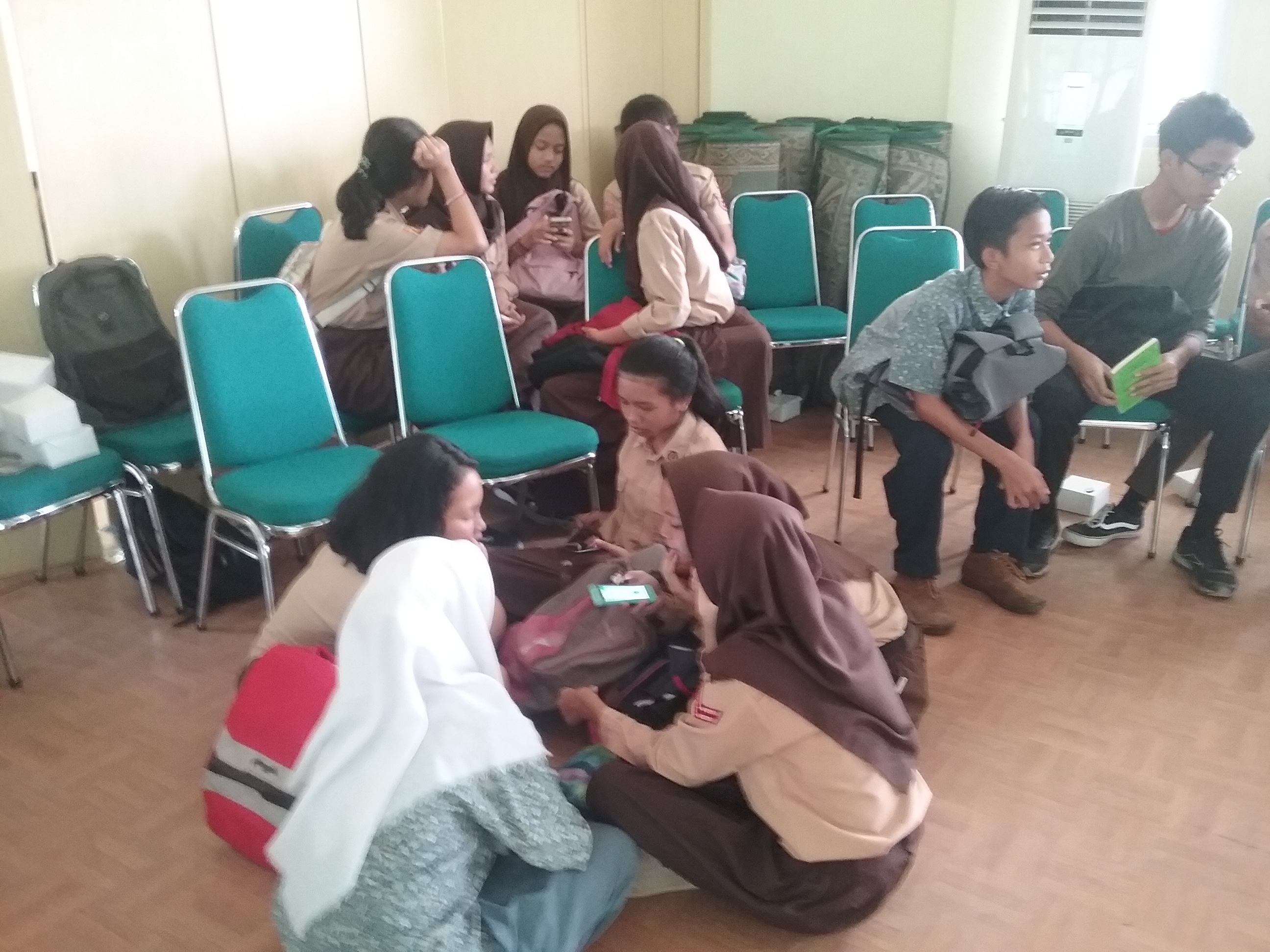 ANTARA GURU, SISWA, DAN PONSEL, MANA YANG LEBIH PINTAR?