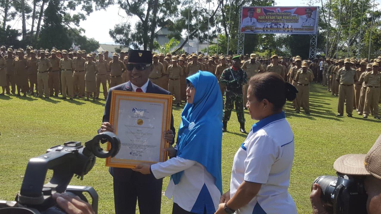 Revolusi IGI Di Tanah Papua, Walikota Jayapura Terima Penghargaan