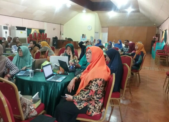 GURU MEMBUAT MEDIA PEMBELAJARAN DIGITAL BERSAMA IGI KOLAKA