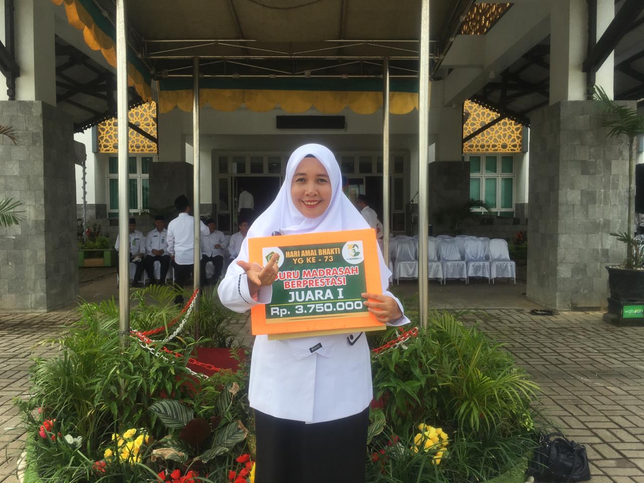 Founder Sagusateg IGI, Zulfah Magdalena Raih Penghargaan Anugerah Guru dan Tenaga Pendidikan Berprestasi 2018 dari Kemenag Kalsel.