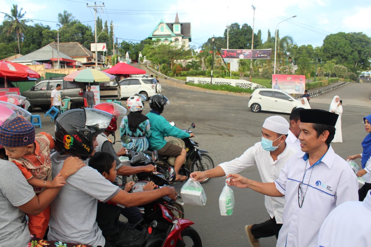 Bulan Ramadhan, IGI Kab. Soppeng Sulsel Bagi-Bagi Takjil Buka Puasa