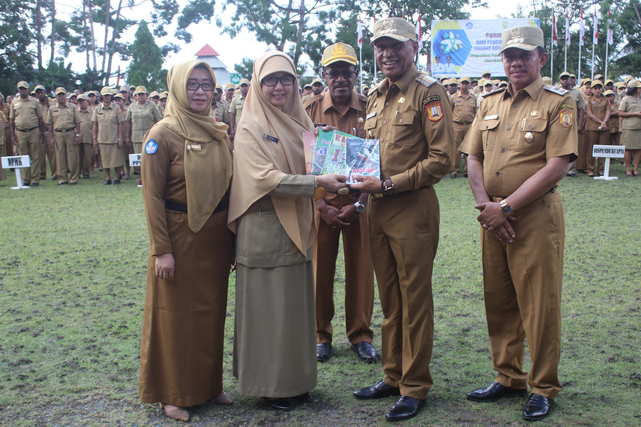 WALIKOTA LAUNCHING BUKU HASIL SAGUSAKU IGI KOTA JAYAPURA