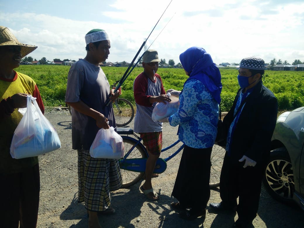 Guru IGI Kalsel Ikut Bagikan Bantuan Bagi Masyarakat Hadapi Pandemi Covid-19