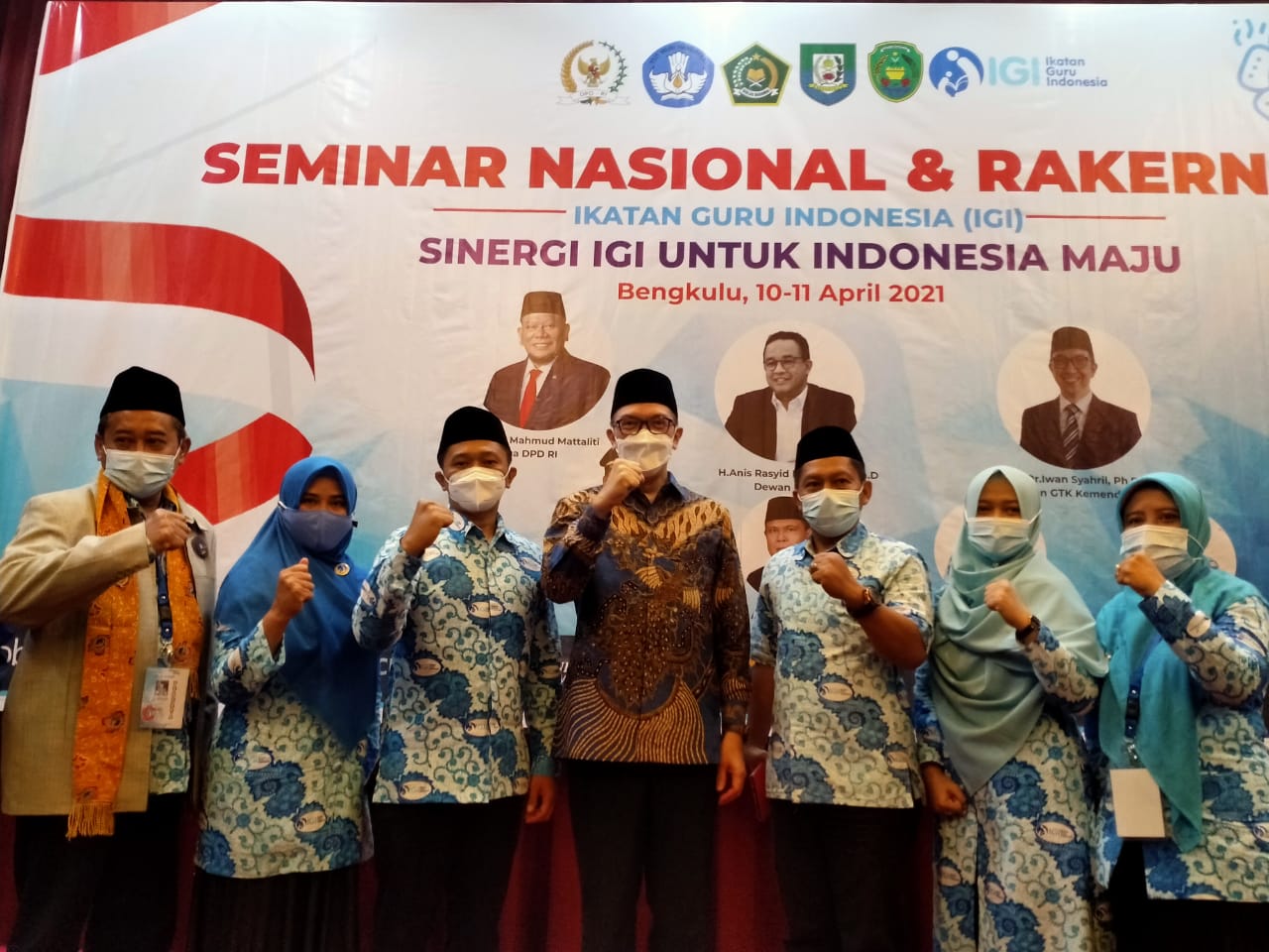 NYAMAN DENGAN KETIDAK NYAMANAN: Sebuah Pemeo asyik bagi guru