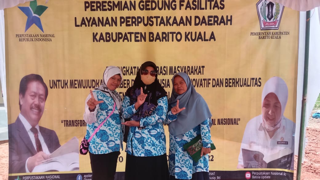 IGI BATOLA BERGANDENGTANGAN HADIRI PERESMIAN GEDUNG FASILITAS LAYANAN PERPUSTAKAAN DAERAH KABUPATEN BARITO KUALA