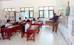 Guru dan Kepala Sekolah di Pulang Pisau Praktek Mengajar Pada On Service Penguatan Guru