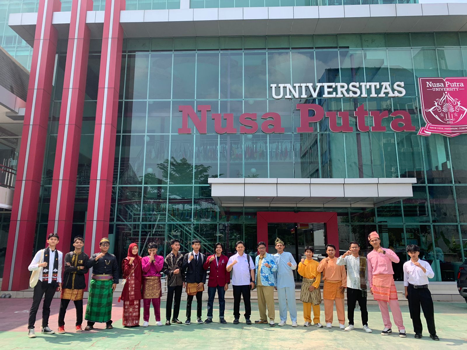 Ketum IGI Serahkan Beasiswa kepada 97 Penerima di Nusa Putra University tahun 2024